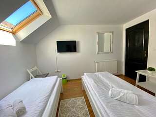 Гостевой дом EnviroScopY Cazare Окна-Шугатаг Двухместный номер с 1 кроватью или 2 отдельными кроватями, общая ванная комната-3